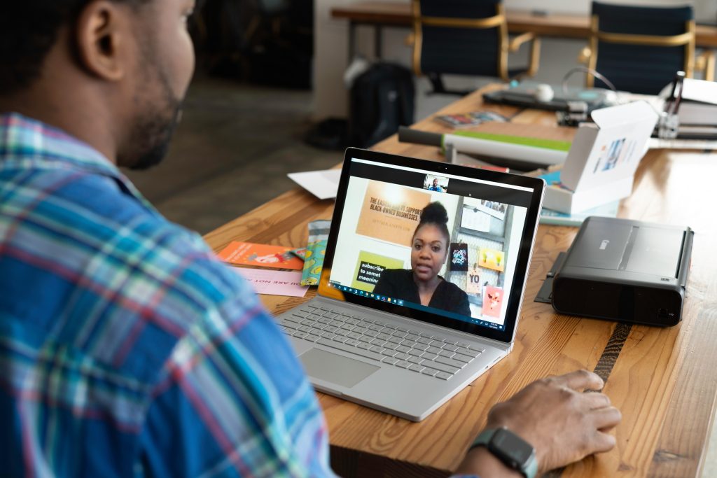 linkedin-sales-solutions-1LyBcHrH4J8-unsplash Two people on a virtual call